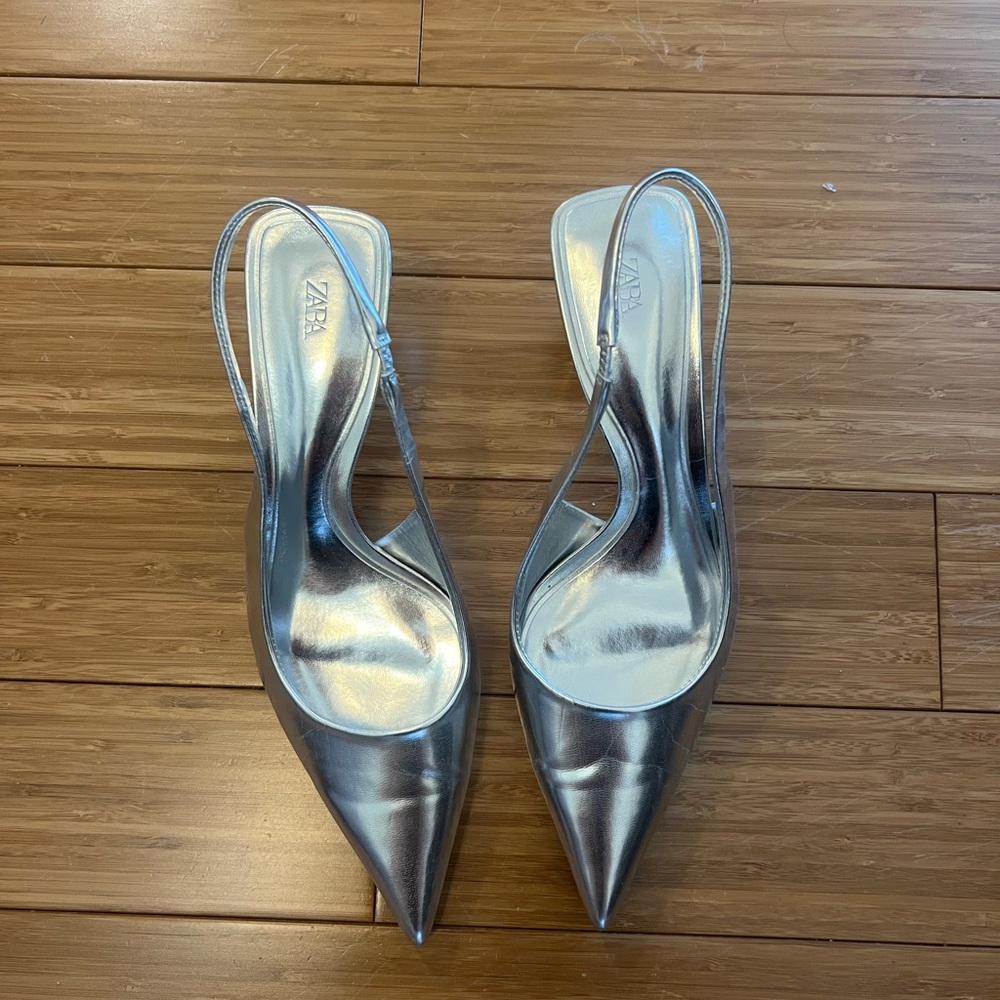 Size 8.5-9 Pointed Heal - Giving BRAT💚 Worn for a business trip and for drinks - Picture 3 of 4